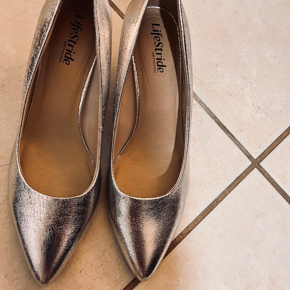 Life Stride Women's Silver Pumps